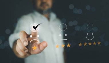 Müşteri memnuniyetsizliği servis konsepti. Müşterinin eli kötü yüz simgeleri ve bir yıldızlı geribildirimi seçer. Müşteri değerlendirmesi kötü not değerlendirmelerinin tatminsiz bir seçimidir