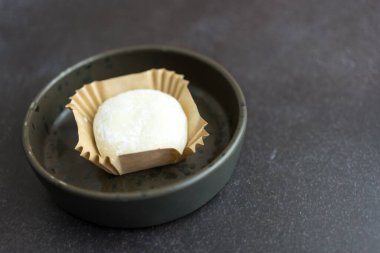 Milk Mochi dondurması. Geleneksel Japon tatlıları. Kapat.