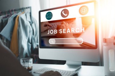 Evde iş aramak için bilgisayar kullanan bir adam, kariyerini bulmak, işsiz kaldıktan sonra evdeki bir masada online web sitesine bakan bir adam. İş arama İnsan Kaynakları işe alım kariyer kavramı