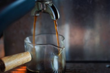 Kahve makinesinden dökülen espresso 'yu kapat. Profesyonel kahve demleme..