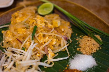 Pad Thai şehriyesini tofu ve fasulye filizi ile kapatın. Tayland usulü erişte..