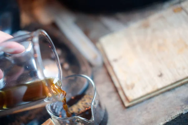 コーヒーのグラスに滴下した後 熱いコーヒーを注ぐバリスタの作物のショット — ストック写真