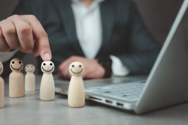 İnsan kaynakları yetkilisi lider ve CEO konseptini araştırıyor ve inceliyor. Kişisel gelişim, motivasyon ve meydan okuma. İK yöneticisinin eli ya da işvereni seçer.