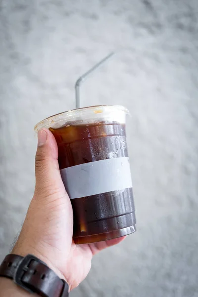 Рука Льдом Кофе Холодный Черный Кофе Американо Стакане Пластиковые Стекла — стоковое фото