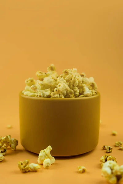 Läckra Popcorn Gul Skål Och Orange Bakgrund — Stockfoto
