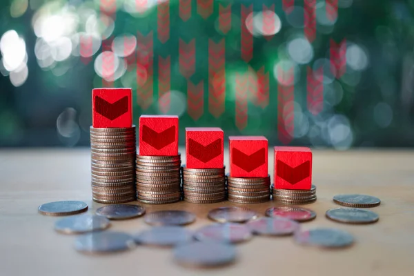 Bozuk paraların grafiğindeki kırmızı tahta bloklardaki aşağı ok. İpoteklere düşük ilgi. Yatırımların faiz ödemelerini azaltıyorum. Piyasada fiyatları değiştirme kavramı