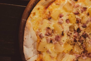 Lezzetli ve lezzetli, jambonlu ve ananaslı Hawaii pizzası.