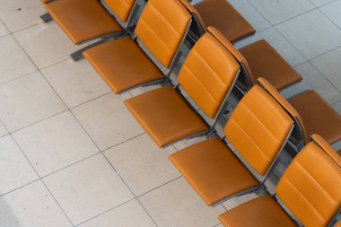 Havaalanında boş bir koltuk. Üst görünüm