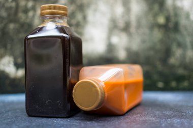 Bir şişe soğuk kahve, Tayland çayı, taze kahvaltı, şişede tatlı içecek. Eve götürme konsepti