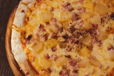 Lezzetli ve lezzetli, jambonlu ve ananaslı Hawaii pizzası.