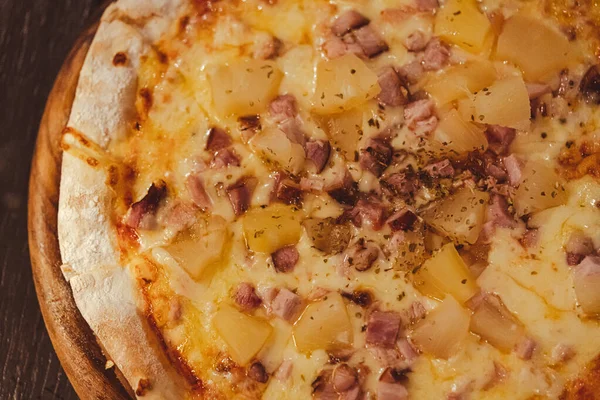Nahaufnahme Von Schmackhafter Und Köstlicher Hawaiianischer Pizza Mit Schinken Und — Stockfoto
