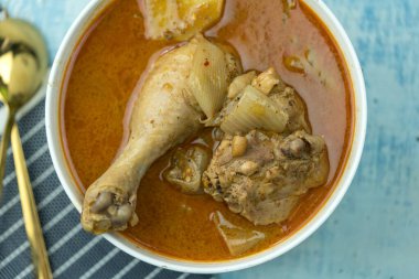 Tayland usulü tavuk masajcısı köri ya da Kaeng Massaman gai, beyaz kasede servis edilir. Üst görünüm