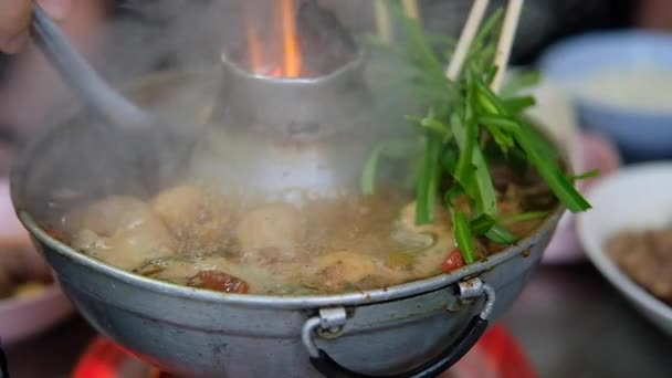 慢动作的清蒸牛肉与肉肌腱汤炖菜和蔬菜在火锅里 把早晨的荣耀放在汤里煮沸 — 图库视频影像