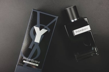 Samut Prakan, Tayland - 4 Temmuz 2023: Yves Saint Laurent 'in 100 ml' lik siyah arkaplanlı erkek parfümü