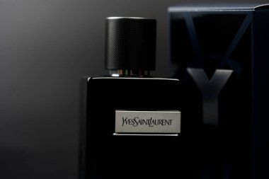 Samut Prakan, Tayland - 4 Temmuz 2023: Siyah arka plandaki erkekler için Yves Saint Laurent (YSL) parfümü