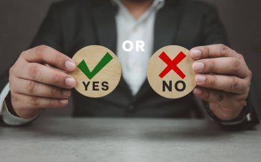 Tahta bloklar işaretleri gösteriyor ve yanılıyorlar ve evet ya da hayır. Kararları, oyları ve evet ya da hayır demeyi kavrıyor. Zor durumlar için iş seçenekleri doğru ve yanlış semboller