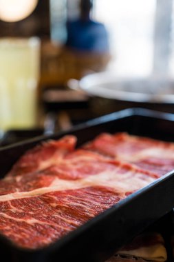 Sukiyaki ve Shabu ya da Yakiniku 'ya servis edilen mermer dokulu taze et.