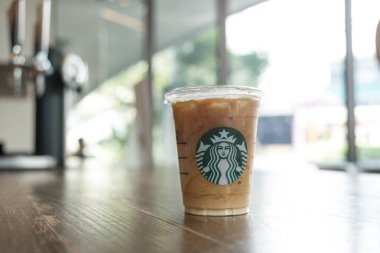 Samut Prakan, Tayland - 11 Temmuz 2023 Starbucks Kahve dükkanında buzlu kahve fincanı.