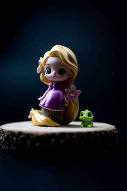 Bangkok, Tayland - 11 Temmuz 2023: Miniso mağazasından bir Rapunzel Raiponce, Disney perisi kör kutusu. Siyah bir arkaplanda