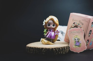 Bangkok, Tayland - 11 Temmuz 2023: Miniso mağazasından bir Rapunzel Raiponce, Disney perisi kör kutusu. Siyah bir arkaplanda