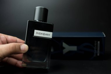 Samut Prakan, Tayland - 11 Temmuz 2023: Yves Saint Laurent 'in erkekler için parfümü 100 ml' lik paketler halinde