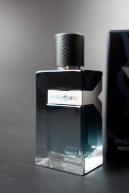 Samut Prakan, Tayland - 11 Temmuz 2023: Parfüm dükkanı Yves Saint Laurent Y EAU DE PARFUM 'un parfüm şişelerini 100 ml' lik şişeyle kapat