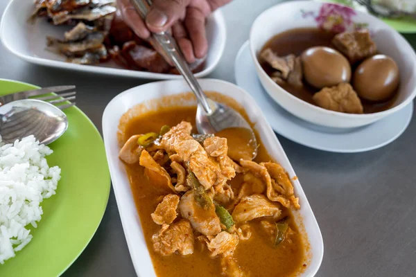 Nahaufnahme Von Hand Essen Panang Curry Mit Schweinefleisch — Stockfoto