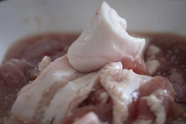 在自助餐厅做锅炸猪肉用的腌猪肉 泰国风格的烤猪肉放在平底锅或火锅上 — 图库照片