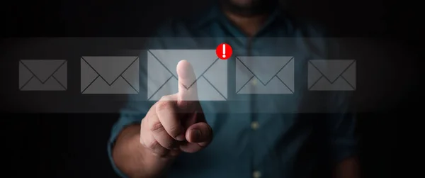 Empresários Tocar Mail Com Notificações Cliente Tela Virtual Contato Comercial — Fotografia de Stock