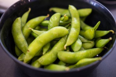 Taze et yemeye hazır. Lezzetli edamames. Vejetaryen ve vejetaryen yemekleri. Vegan proteini