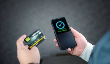 Cep telefonu ve işlem uygulaması olan bir adam, ödeme başarılı bir ekranda. E-ticaret ve online bankacılık kavramı. Cep telefonu, mobil uygulama ya da sipariş servisine bağlı.