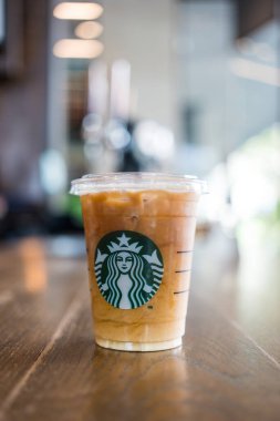 Samut Prakan, Tayland - 23 Temmuz 2023 Starbucks Kahve dükkanında buzlu kahve fincanı.