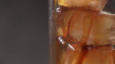 Ağır çekimde buzun üzerine soğuk kahve dök. 