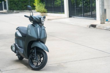 Samut Prakan - 29 Temmuz, 23: yeni otomobil motosikleti. Yamaha, model Yamaha Grand Filano Hibrit Bağlı 2023. Modern klasik tarz ve kavisli tasarım, lüks gri, mavi çekirdekli hibrit motorlu yakıt tasarrufu