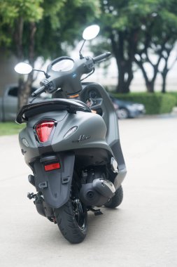 Samut Prakan - 29 Temmuz 23: Özel scooter motosikleti, Yamaha Grand Filano Hybrid Connected 2023, Luxury Gray. Yeni tasarım, daha rahat ve daha kolay sürüş yaşam tarzını destekleyen özellikler.