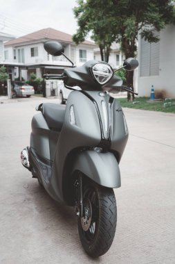 Samut Prakan - 29 Temmuz, 23: yeni otomobil motosikleti. Yamaha, model Yamaha Grand Filano Hibrit Bağlı 2023. Modern klasik tarz ve kavisli tasarım, lüks gri, mavi çekirdekli hibrit motorlu yakıt tasarrufu