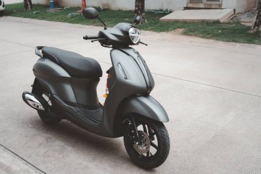 Samut Prakan - 29 Temmuz 23: Özel scooter motosikleti, Yamaha Grand Filano Hybrid Connected 2023, Luxury Gray. Yeni tasarım, daha rahat ve daha kolay sürüş yaşam tarzını destekleyen özellikler.