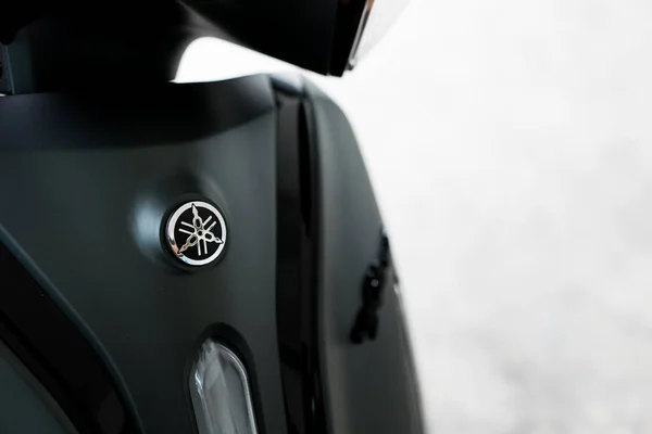 萨穆特 普拉坎 Samut Prakan 2023年7月29日 雅马哈标志和智能摩托车上的标志 雅马哈大菲拉诺混合动力2023 Yamaha摩托车 — 图库照片