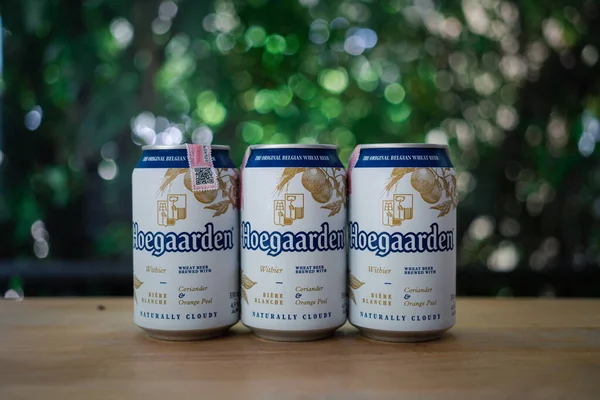 Bangkok, Tayland - 29 Temmuz 2023: Hoegaarden buğday birası konserve 330 ml. Seçici odak