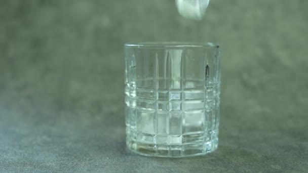 Ein Würfeleis Ein Leeres Glas Geben Prozess Der Cocktailherstellung — Stockvideo