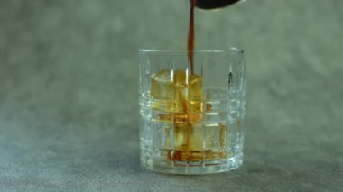 Bardakta buzun üzerine sade kahve dökmek. Buzlu kahve yapıyorum.