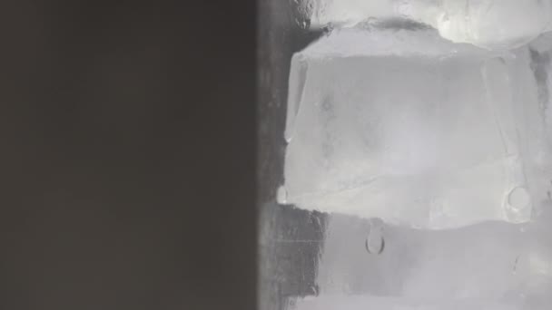 用冰块把杯子关上 旋转射击 — 图库视频影像