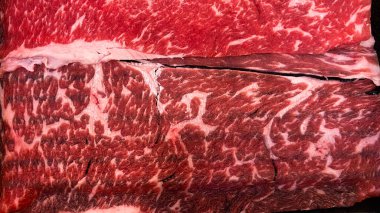 Çiğ sığır eti ve sığır eti dokusu. Lezzetli taze etin dokusu ya da arka planı. Et ürünleri arka planı.