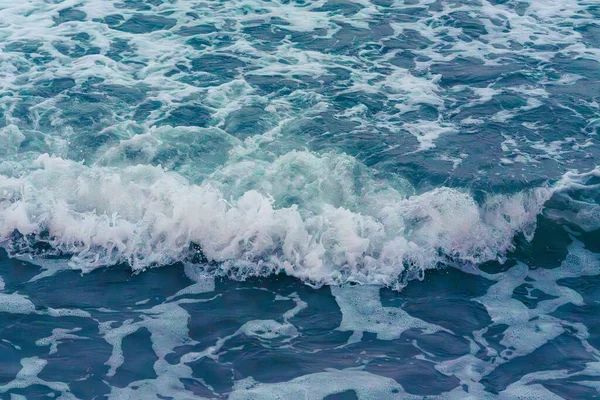 Κοντινό Κύμα Της Θάλασσας Στην Αμμώδη Παραλία — Φωτογραφία Αρχείου