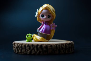 Bangkok, Tayland - 6 Ağustos 2023: Miniso dükkanından bir Rapunzel Raiponce, Disney peri kasabası figür kutusu. Siyah bir arkaplanda