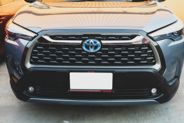 Samut Prakan, Tayland - 6 Ağustos 2023: Özel yeni Toyota Corolla CROSS, Celestite gri metalik. Ön görünüm