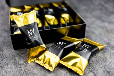 Samut Prakan, Tayland - 6 Ağustos 2023: New York Perfect Cheese, Japonya 'da bulunan bir şekerleme markasıdır. Bisküvinin içine peynir ve beyaz çikolata karıştırılmış süt kremi..