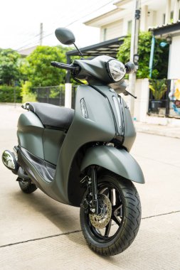 Samut Prakan - 6 Ağustos 23: Özel scooter motosikleti, Yamaha Grand Filano Hybrid Connected 2023. Yeni tasarım, özellikler, daha rahat ve daha kolay sürüş ve mavi çekirdekli hibrit motorlu yakıt tasarrufu