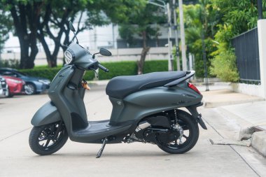 Samut Prakan - 6 Ağustos 23: Özel scooter motosikleti, Yamaha Grand Filano Hybrid Connected 2023, Luxury Gray. Yeni tasarım, daha rahat ve daha kolay sürüş yaşam tarzını destekleyen özellikler.