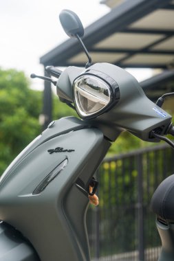 Samut Prakan - 6 Ağustos 23: Yamaha Grand Filano Melezi Bağlı 2023, Lüks Gri, mavi çekirdekli melez motor ve yeni kimlik her yaşam tarzını karşılıyor, şık bir yaşam tarzı, şık bir prim tarzı.